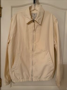 New with tags H and M Cream 100% cotton jacket with pockets, zip. Size small